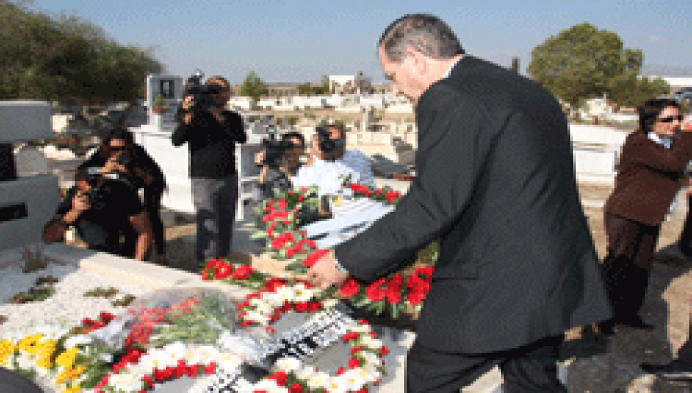 Özker Özgür, ölüm yıldönümünde mezarı başında anıldı