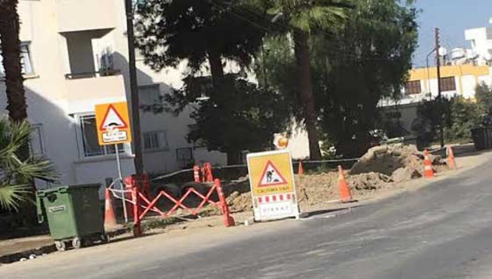 Ortaköy'de Öğretmenler Caddesi'ndeki patlak su borusu tamir ediliyor
