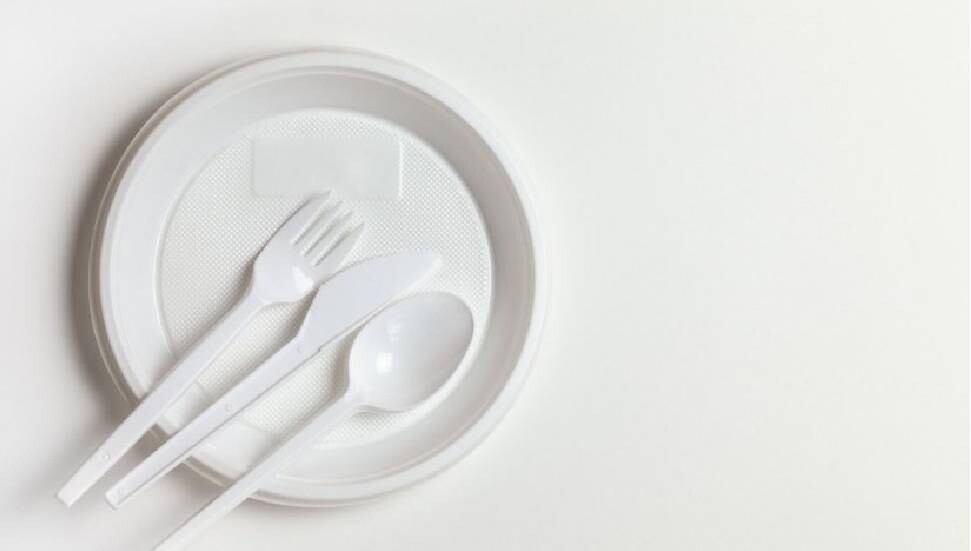 İngiltere'de tek kullanımlık plastik çatal, bıçak, tabak ve tepsi yasağı 1 Ekim’de başlıyor