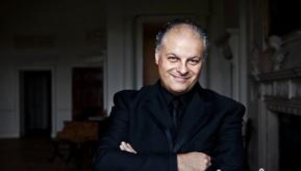 Kıbrıslı Türk besteci ve orkestra şefi Tolga Kaşif, Queen'i ziyaret etti