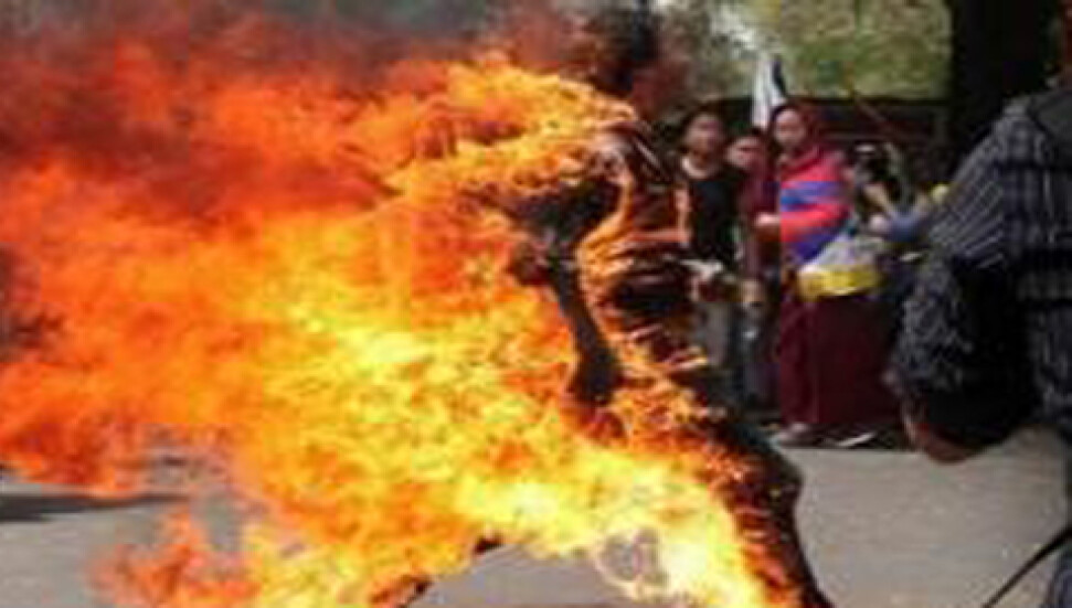 Tibetli rahip kendini yaktı