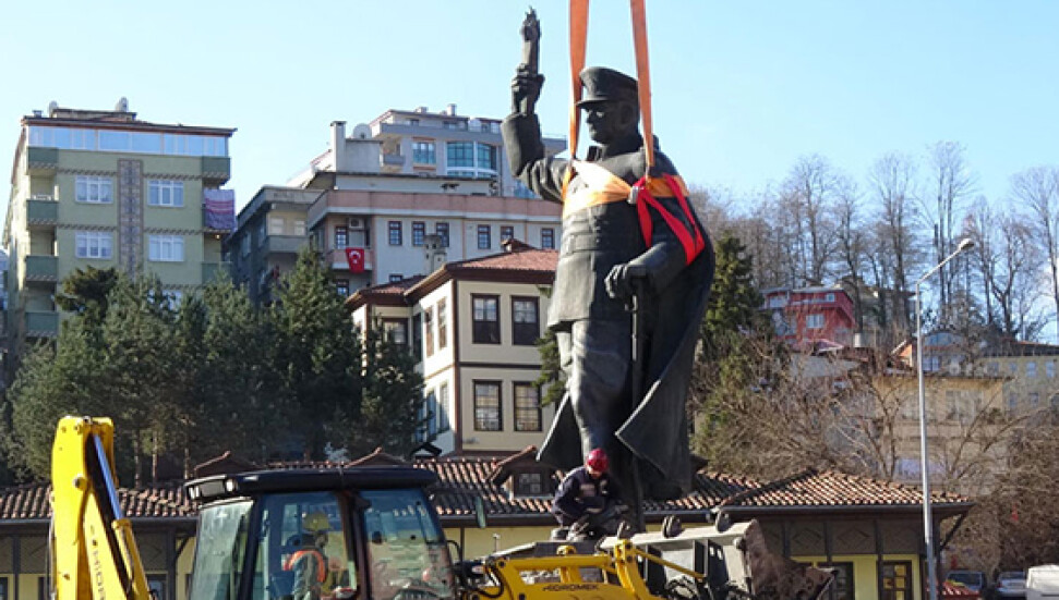 Atatürk Heykeli Rize Meydanı'ndan Kaldırıldı