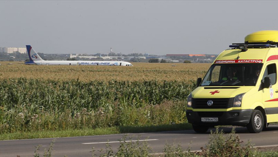 Rusya'da kuş sürüsüne çarpan uçak tarlaya acil iniş yaptı: 23 yaralı