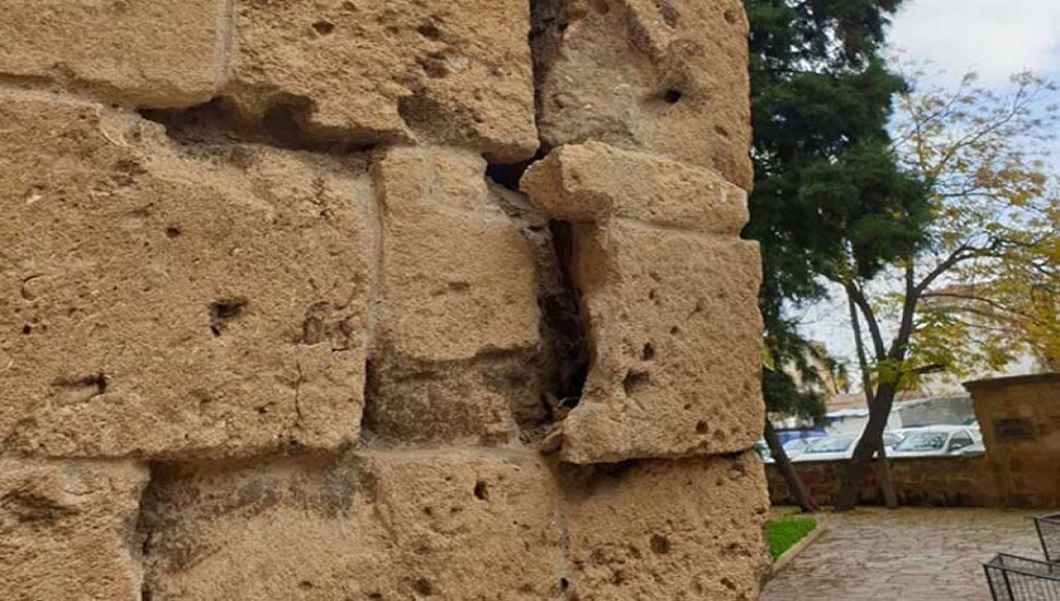 Selimiye Camii’nin duvarları bakımsızlıktan yıkılıyor!