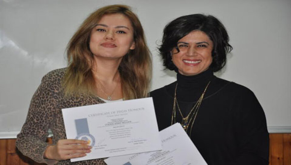 DAÜ ilköğretim bölümü öğrencileri yüksek şeref ve şeref sertifikalarini aldilar