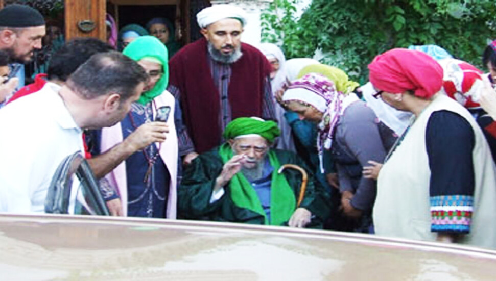 Şeyh Nazımın elini öpmek için sıraya girdiler