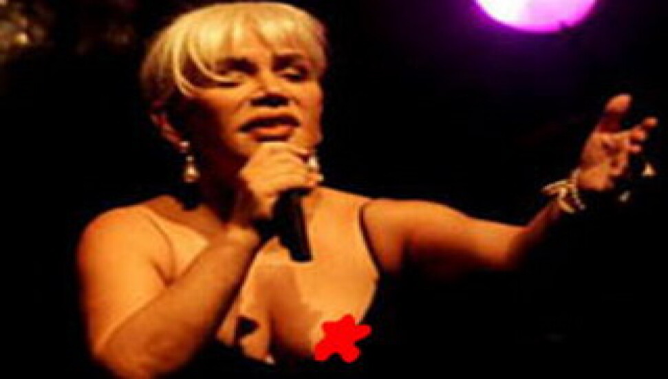 Minik Serçe'den dekolte kazası