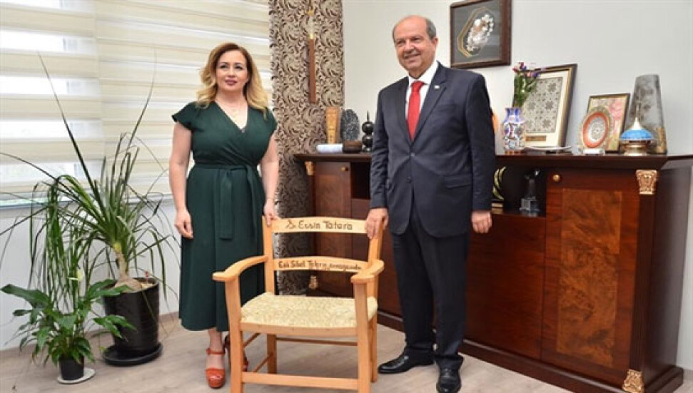 Sibel Tatar'dan Başbakan Ersin Tatar'a hediye: "Sayın Başbakanım, Sevgili Ersin..."