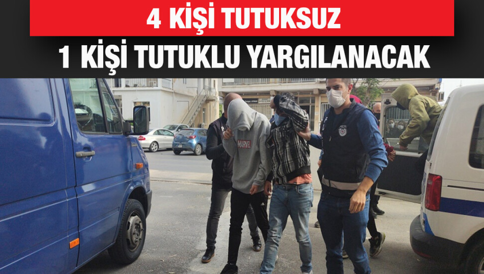 Birçok aracı açıp hırsızlık yapmışlardı: 4’ü tutuksuz, 1’i tutuklu yargılanacak
