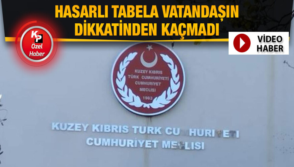 Hasar gören KKTC Cumhuriyet Meclis tabelası uzun süredir tamir edilmiyor
