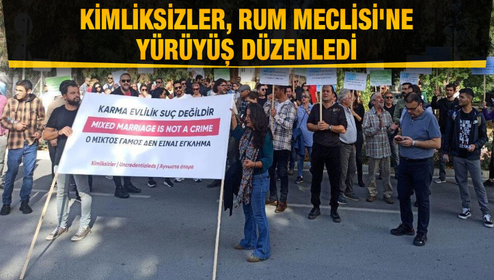 Kimliksizler Derneği, Güney Kıbrıs Meclisi önünde protesto düzenledi