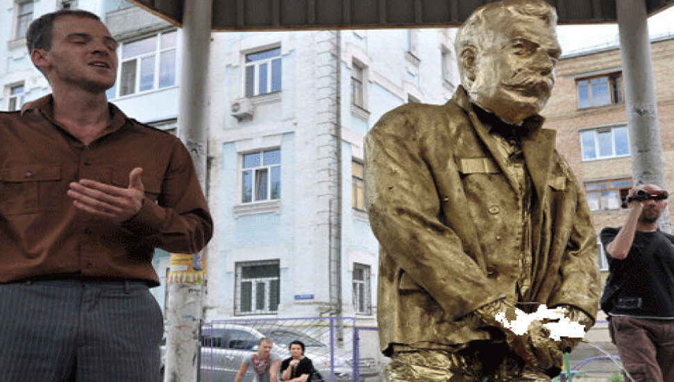 İdrarını yapan Stalin heykeli kaldırıldı