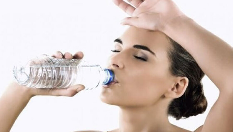 İşte yeterince su içmediğinizin 8 belirtisi ve zararları