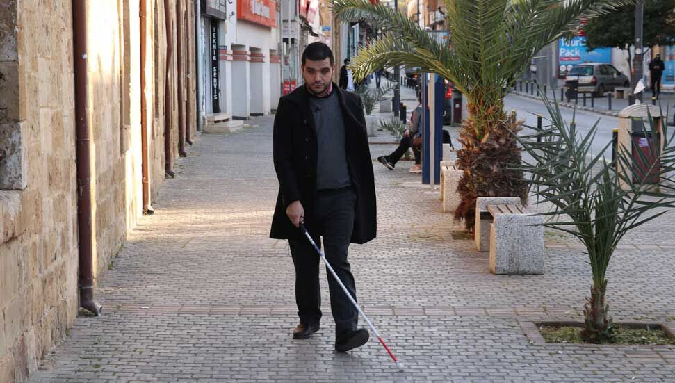Ömer Suay'ın görme engeli, hayatına "engel" olmuyor