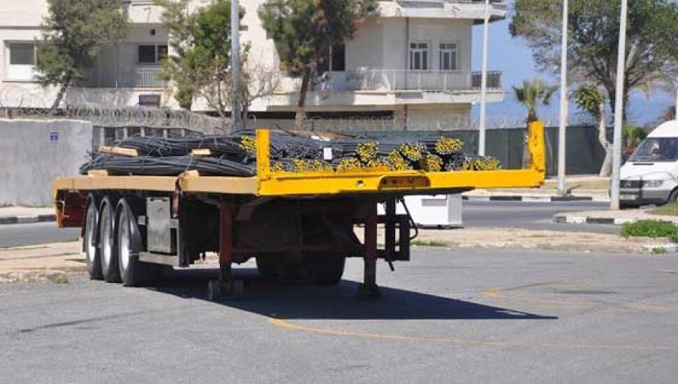 Gazimağusa Doktor Fazıl Küçük stadyumu park alanı tır dorsesi park alanına dönüştü