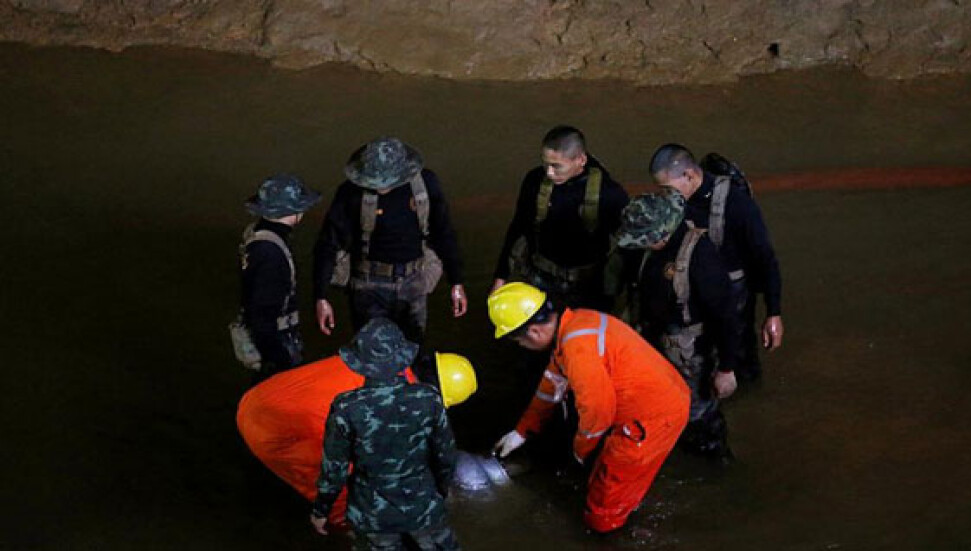 Tayland'da mağarada kaybolan futbolcu çocuklar için umut ışığı yanmaya devam ediyor