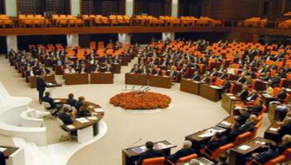 CHP, 'ıslak imzalı belgeyi' meclise taşıdı