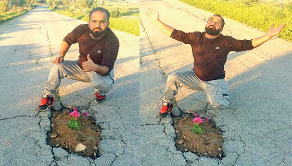 Tepkisini asfalttaki çukura çiçek ekerek gösterdi