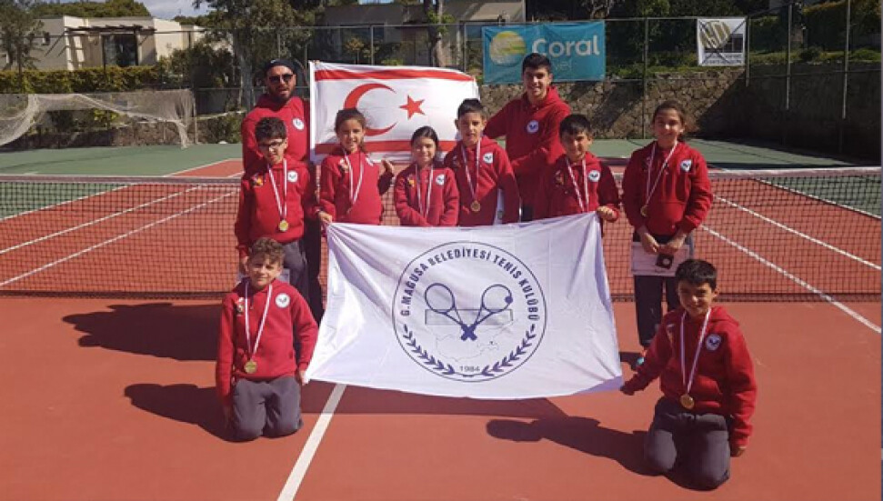Mağusa Belediyesi Tenis Kulübü'nden Meryem Birkan, Saadet Aktuğlu ve Melin Önkaya 3. kez üst üste şampiyon oldu