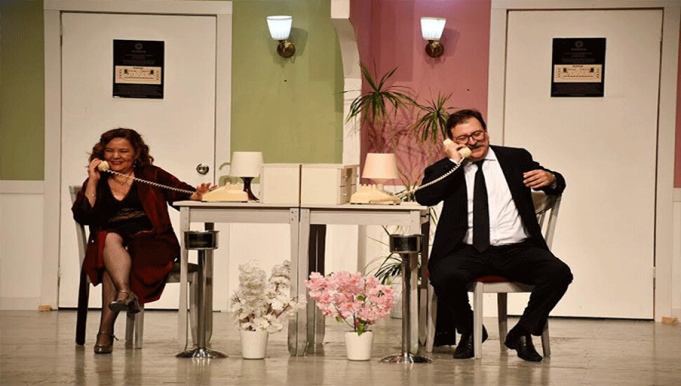 “İkinin Biri” adlı tiyatro oyunu DAÜ’de sahnelendi