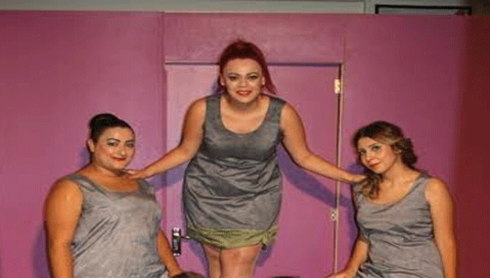 Gazimağusa Belediye Tiyatrosu, 'Dullar' oyununun promiyer göserimini yapıyor