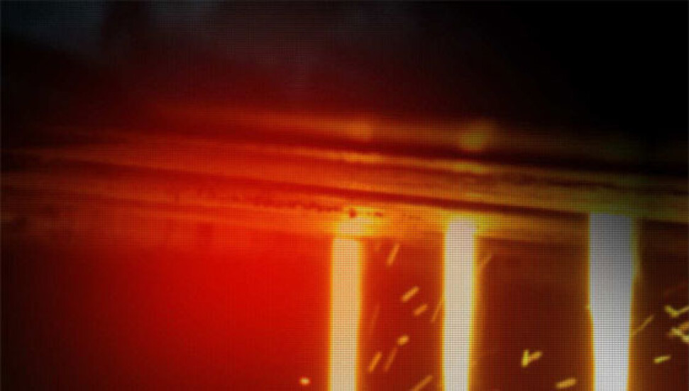 Türkiye'de, demir çelik fabrikasında çalışan bir işçi 1600 derecelik çelik eritme kazanına atladı