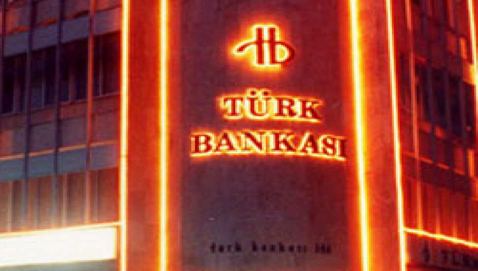 Mağusa'da bankanın camlarını kırdılar