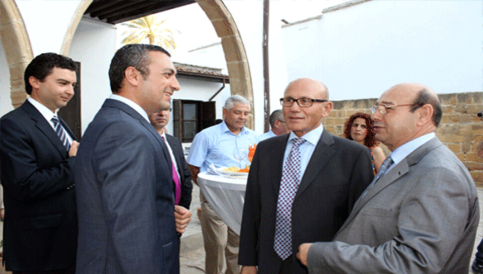 118 öğrenciye burs sağlayan Kuzey Kıbrıs Turkcell'e plaket