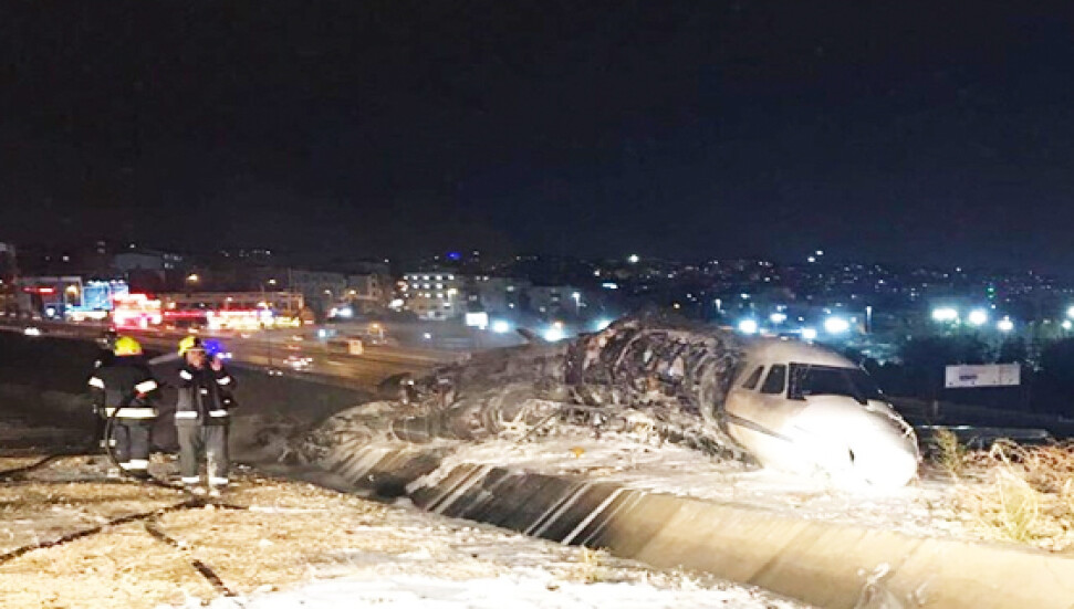 Kıbrıs'a gelmek üzere havalanan özel jet Atatürk Havalimanı'nda alev aldı