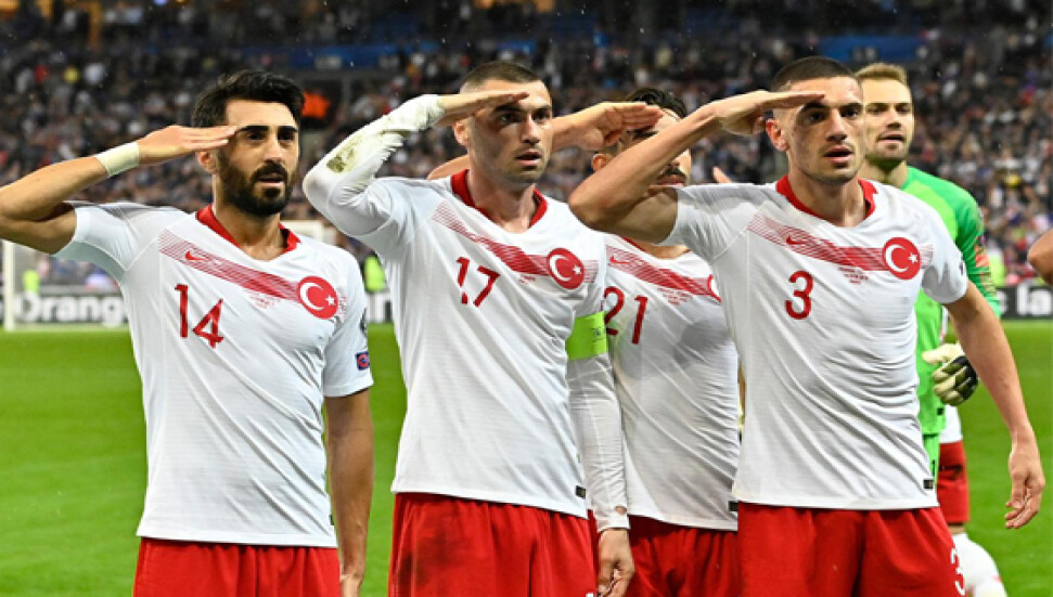 UEFA'dan 'asker selamı'na soruşturma