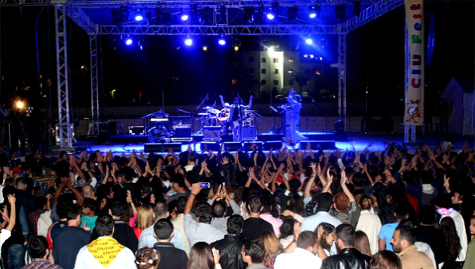 UKÜ'de şenliklerin kapanışını "Mor ve Ötesi" yaptı