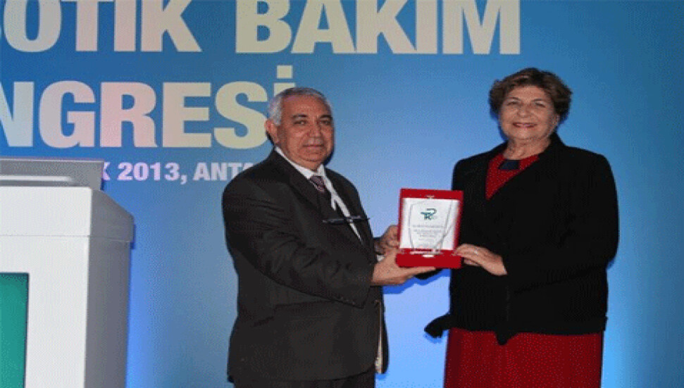 UKÜ Eczacılık Fakültesi Dekanı'na plaket