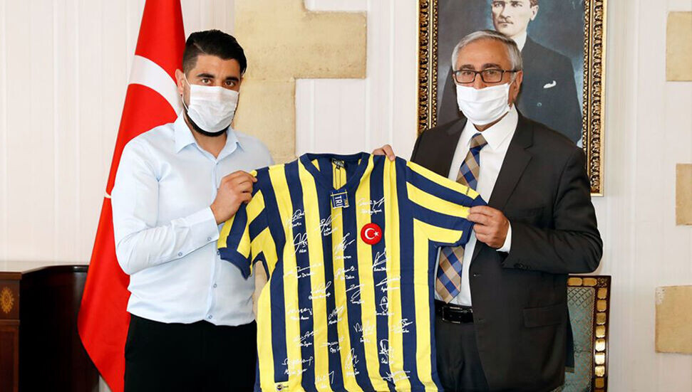 Akıncı’ya Fenerbahçe efsanelerinin imzaladığı Lefter forması takdim edildi