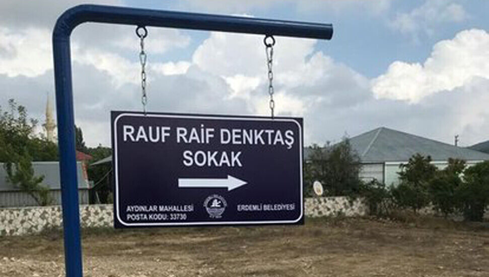 Mersin’de Denktaş tabelasına çirkin saldırı