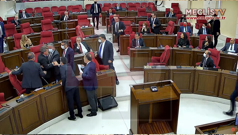 Meclis’te ‘sabıkalı atama’ gerginliği: Erhan Arıklı, Erkut Şahali’nin üzerine yürüdü!