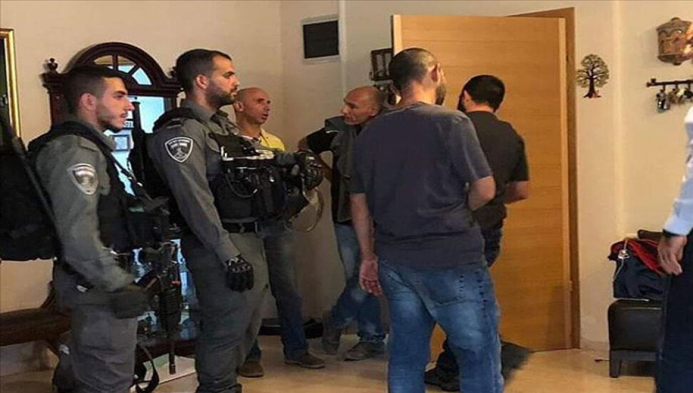 İsrail güçleri Filistinli bakana gözaltında 'kullanılmış maske' taktırdı