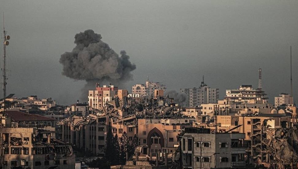 İsrail ordusu, Gazze'deki Nasr Çocuk Hastanesi’nin girişini vurdu 