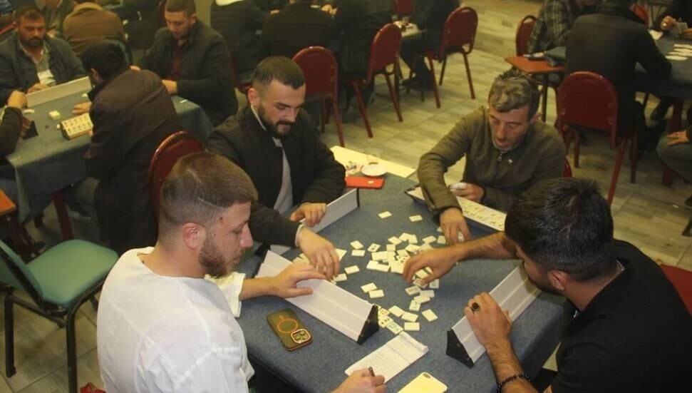 Görüntüleri viral olmuştu! Tek başına okey oynayan adam artık yalnız değil