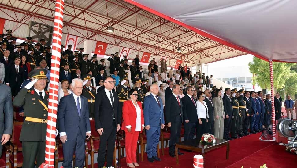 Lefkoşa Dr. Fazıl Küçük Bulvarı’nda 30 Ağustos Zafer Bayramı resmigeçit töreni