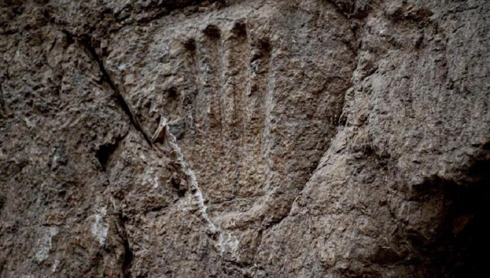 Kudüs'teki 1000 yıllık hendek duvarında gizemli bir el izi bulundu