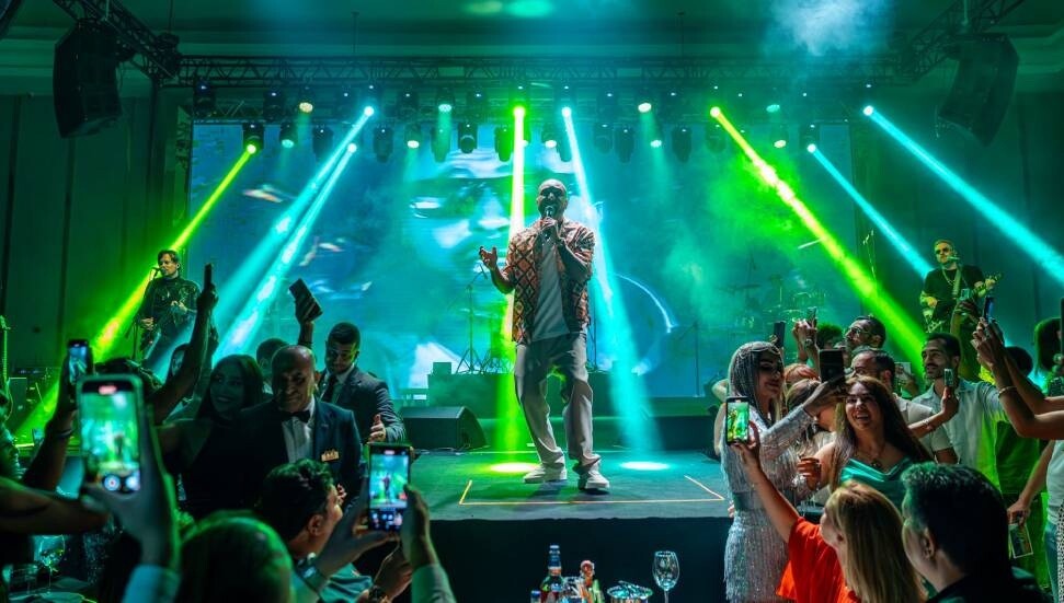 Arash, Grand Sapphire Resort sahnesinde sevenleriyle buluştu