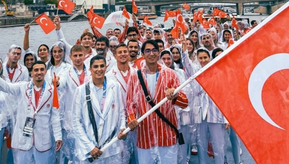 Türkiye'nin Olimpiyat kıyafeti sosyal medyada alay konusu oldu