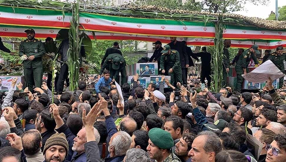 İranlılar Tebriz'de Reisi'yi anıyor