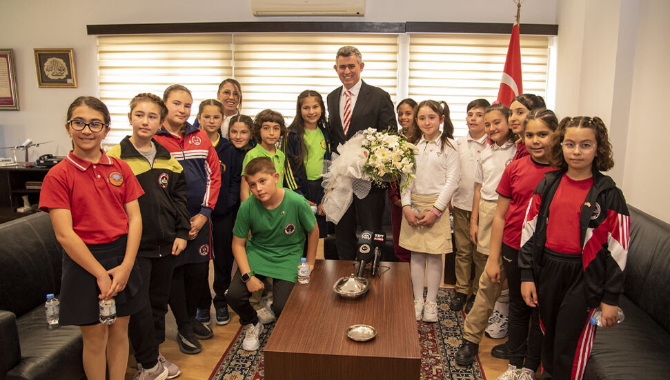 Dr. Fazıl Küçük İlkokulu öğrencileri, Metin Feyzioğlu’nu ziyaret etti