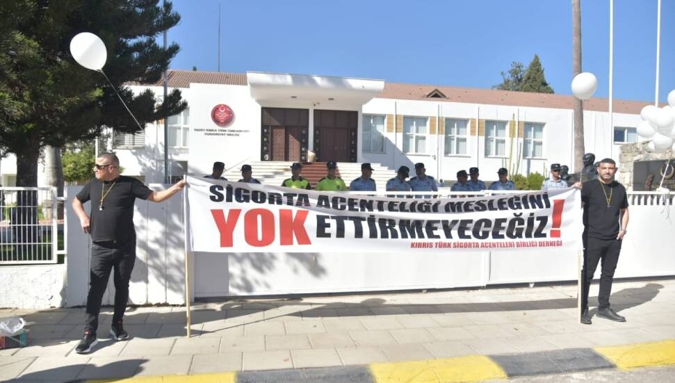 Meclis’te "Sigorta acenteliği mesleğini yok ettirmeyeceğiz” eylemi