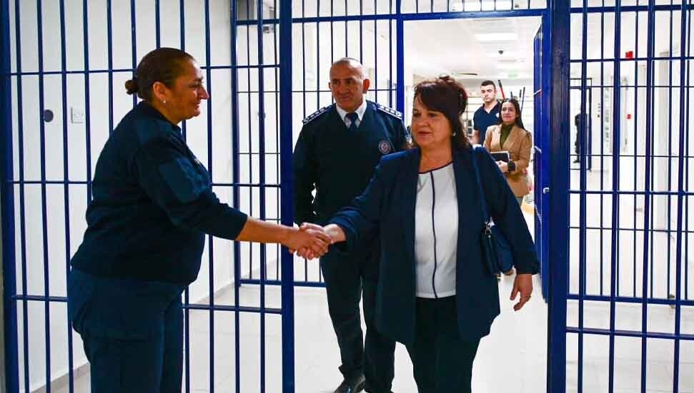 Başbakan Ünal Üstel'in eşi Zerrin Üstel, yeni cezaevini ziyaret etti