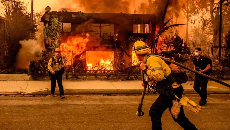 Los Angeles yangını 1960 futbol sahası alana yayıldı: Ulusal muhafızlar çağrıldı