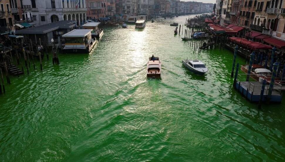 İklim aktivistleri Venedik'teki 'Büyük Kanal'ı yeşile boyadı