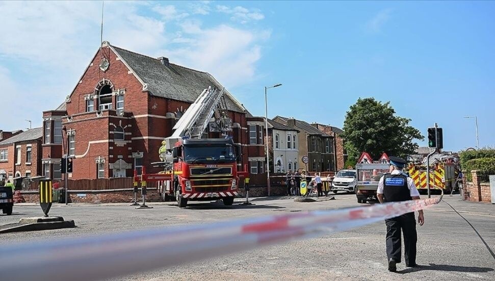 İngiltere'de aşırı sağcıların şiddet eylemlerine karşı camilere yönelik güvenliğin artırılması istendi