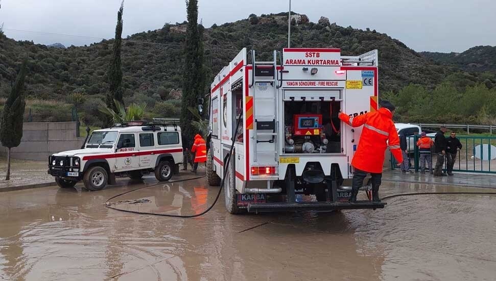 Sivil Savunma ekiplerinin su taşkınlarına müdahalesi bugün de devam etti
